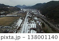 雪に覆われた宝珠山駅と旧日田彦山線の軌跡（ドローン空撮） 138001140