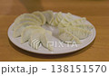白いさらに並んだ調理前の生餃子 138151570