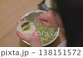 餃子の餡を皮で包む手元のクローズアップ 138151572