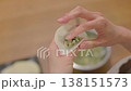 餃子の餡を皮で包む手元のクローズアップ 138151573