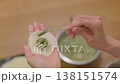 餃子の餡を皮で包む手元のクローズアップ 138151574