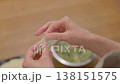 餃子の餡を皮で包む手元のクローズアップ 138151575