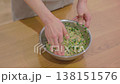 ボウルの中の餃子の餡を混ぜる女性の手のクローズアップ 138151576