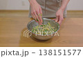 ボウルの中の餃子の餡を混ぜる女性の手のクローズアップ 138151577