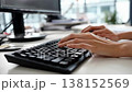 キーボードで入力作業をする手元のクローズアップ・ビジネスシーンの動画素材 138152569