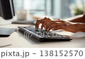 キーボードで入力作業をする手元のクローズアップ・ビジネスシーンの動画素材 138152570