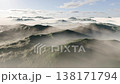 一段無縫循環動畫視頻，展現了雲海昇騰而起，籠罩著一系列山脈。 138171794
