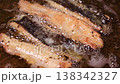 カレイの唐揚げ　調理シーン 138342327