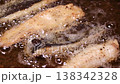 カレイの唐揚げ　調理シーン 138342328