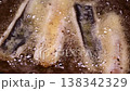 カレイの唐揚げ　調理シーン 138342329