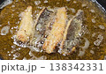 カレイの唐揚げ　調理シーン 138342331