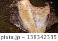 カレイの骨の唐揚げ　調理シーン 138342335
