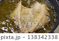 カレイの骨の唐揚げ　調理シーン 138342338