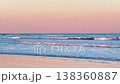 夕暮れの九十九里浜の波　 138360887