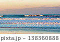夕暮れの九十九里浜の波　 138360888