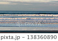夕暮れの九十九里浜の波　 138360890