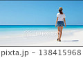 ビーチを歩く女性の動画 138415968