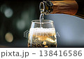 グラスに注がれるシャンパンの動画 138416586