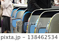 乘客們正在通過名古屋新幹線車站的檢票口。 乘客們正在通過名古屋新幹線車站的檢票口。 138462534