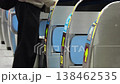 乘客們正在通過名古屋新幹線車站的檢票口。 乘客們正在通過名古屋新幹線車站的檢票口。 138462535