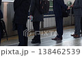 名古屋新幹線車站月台上,商人們正在等車,一列火車正駛過。 名古屋新幹線車站月台上,商人們正在等車,一列火車正駛過。 138462539