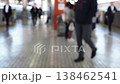 乘客在名古屋新幹線車站的月台上行走。 乘客在名古屋新幹線車站的月台上行走。 138462541