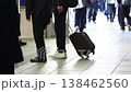 清晨,一位上班族走過名古屋車站的商業街。 清晨,一位上班族走過名古屋車站的商業街。 138462560