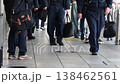在名古屋站商業街上行走的人們 在名古屋站商業街上行走的人們 138462561