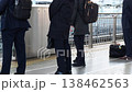 一位商人正在名古屋新幹線車站的月台上等車。 一位商人正在名古屋新幹線車站的月台上等車。 138462563
