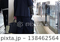 一位商人正在名古屋新幹線車站的月台上等車。 一位商人正在名古屋新幹線車站的月台上等車。 138462564