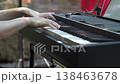 彈鍵盤的女人 138463678