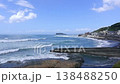 夏季假期景象－盛夏時節湘南和鎌倉的海灘，衝浪者在海浪中嬉戲，以及江之島的美麗景色。 138488250