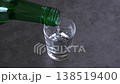 韓國燒酒 - 將冰鎮韓國燒酒（韓國傳統蒸餾酒）倒入玻璃杯中 138519400