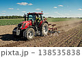 一隻熊貓開著拖拉機耕地。 138535838