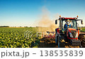 一隻熊貓開著拖拉機耕地 138535839