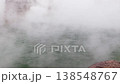 温泉から立ち上る白い湯気 138548767