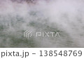 温泉から立ち上る白い湯気 138548769