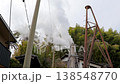 温泉街の煙突から噴き上がる白い湯気 138548770