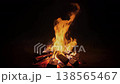 篝火在漆黑的背景下熊熊燃燒（4K，30秒） 138565467