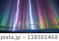 絢麗多彩的極光如簾幕般展開，閃電劃破夜空（4K，30秒） 138565468