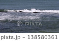 海浪沖刷著岸邊的岩石。 138580361