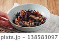 ひじきの煮物 にんじん・大豆・油揚げ入りの和惣菜 138583097