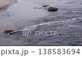 海浪拍打著水邊的岩石 138583694