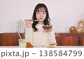 アサイーボウルを食べる若い女性の朝食シーン 138584799