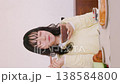 アサイーボウルを食べる若い女性の健康的な朝食シーン 138584800