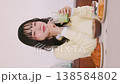 抹茶ラテを飲む若い女性の健康的なライフスタイル 138584802