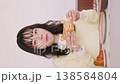 自宅で朝食のトーストを食べる若い女性 138584804