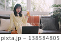 ビールを飲んでくつろぐ若い女性のライフスタイル 138584805