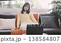 自宅でオンライン動画を楽しむ若い女性 138584807