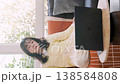 自宅でオンライン動画を楽しむ若い女性 138584808